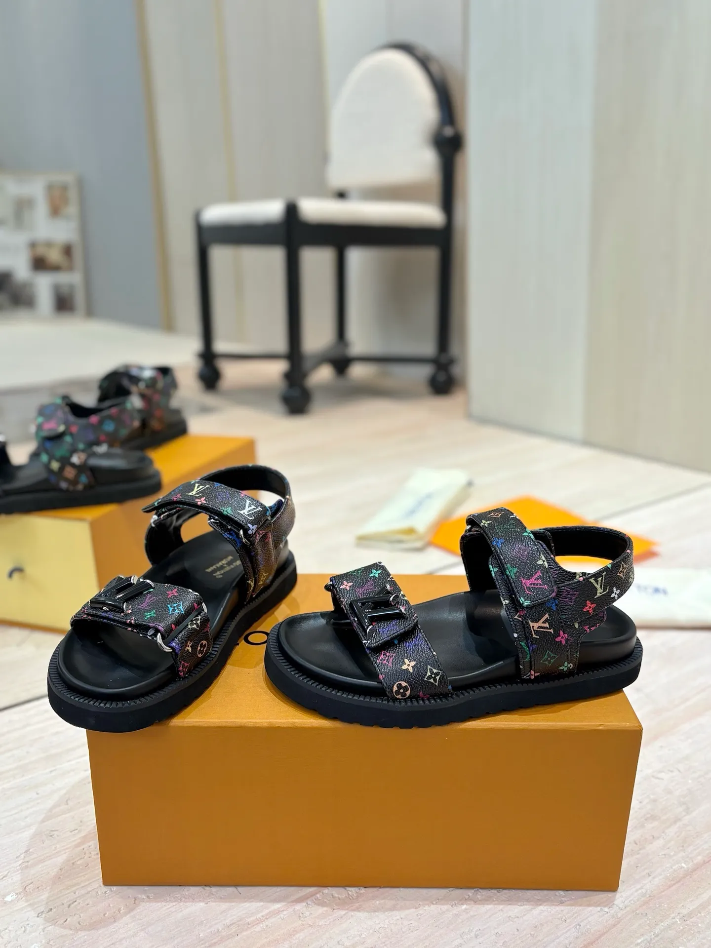 👟👟Ex-factory price 460👟👟 LV 2025 spring and summer new products 🥰 Popular LV donkey brand counters Embossed logo embossed sandals This Pool Pillow Comfort flat sandals are made of technical fabrics and use high-frequency embossing technology to reinterpret the Monogram pattern. Soft padded upper with adjustable Velcro, comfortable and tough insole adds harmonious colors 👍New hard goods, purchasing agent level! Full of high-end feel! A popular model among bloggers at home and abroad, it’s retro and fashionable and looks amazing on your feet! The official website's main recommendation 👍👍 ✅ Upper: waterproof special original fabric ✅ Inner lining: imported mixed sheepskin ✅ Outsole: original molded foam outsole ✅ Number of sizes: women's size 35-45 (women's size 41 men's 38.45, custom-made, non-refundable) ✅ Packaging: full set of drawer boxes ​